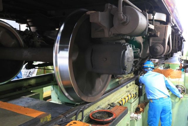 レールに接する面が削られて銀色に輝く車輪。安全走行や乗り心地をよくするために欠かせない作業だ＝宝塚市平井７
