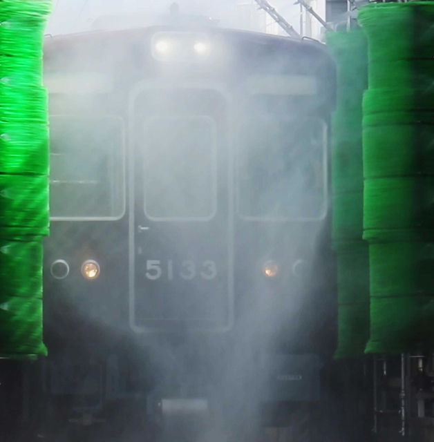 車体洗浄機を通過する車両＝宝塚市平井７