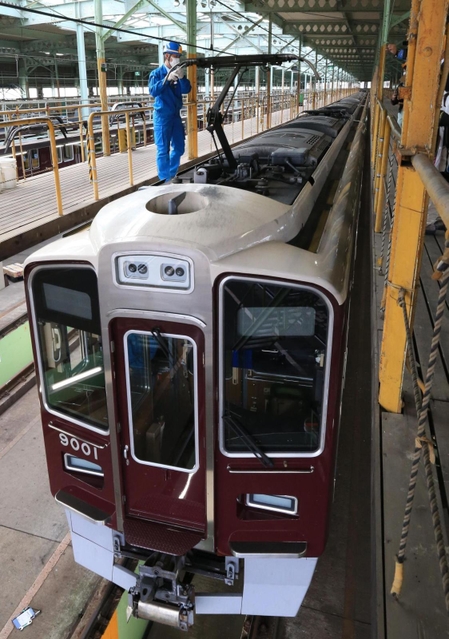 パンタグラフを手で動かして動作確認をする作業員＝宝塚市平井７