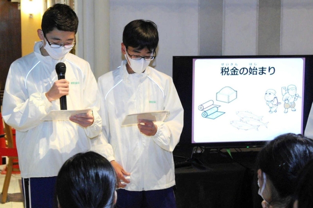 税務広報で、世界の消費税率などを来場者に紹介する参加者ら（キッザニア甲子園提供）