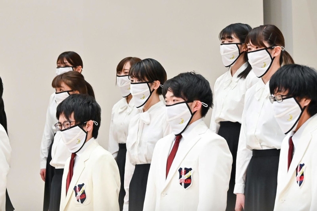 昨年末の定期演奏会でエゴラドマスクを付ける団員たち（混声合唱団エゴラド提供）