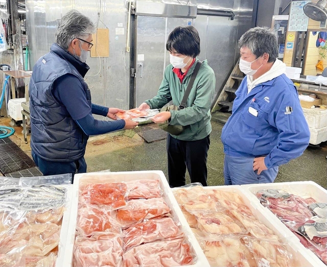 尼崎水産物卸協同組合が始めた子ども食堂への水産物の無償提供＝尼崎市潮江４、尼崎市公設地方卸売市場