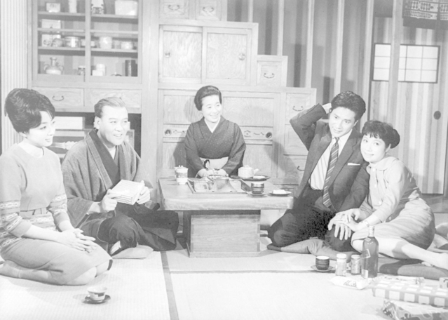 「サザエさんとエプロンおばさん」の一場面（（ｃ）東宝）