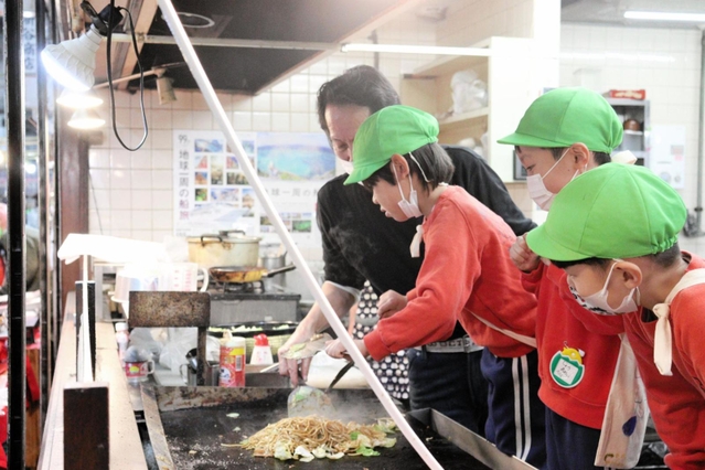 焼きそば作りを体験する園児ら＝尼崎市杭瀬本町１、市場食堂