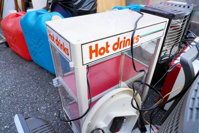 粗大ごみの山の中にあったホットドリンクケース。建前は「飲食店」。客に「売る」ための缶のコーヒーやお茶が置かれていたのだろうか＝１６日午後、尼崎市神田南通３