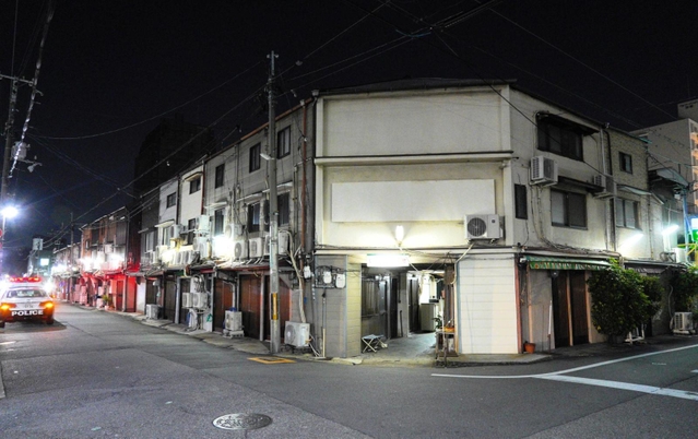 静まり返ったかんなみ新地。店先で防犯警戒するパトカーの赤色灯が真っ暗な「色街」を照らす＝５日夜、尼崎市神田南通３