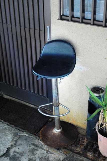 客引きの「おばちゃん」が座って手招きしていた椅子も、静かな裏通りにぽつんと残されていた＝５日午後、尼崎市神田南通３