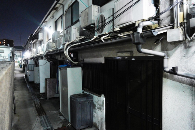裏通りも静か。店先に置かれていた洗濯機も粗大ゴミとして撤去された＝５日夜、尼崎市神田南通３