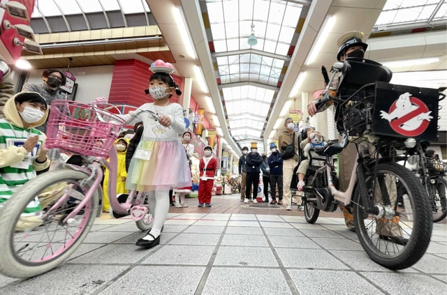 スタートの合図で特設コースに踏み出す出場者＝尼崎市建家町、三和本通商店街