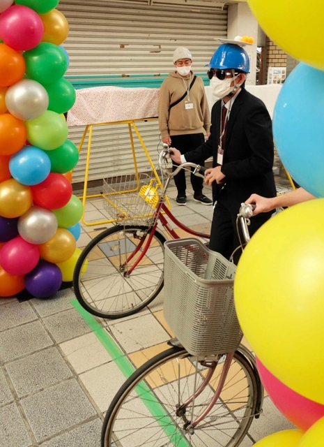 緑のフィニッシュラインに前輪がかかればゴール＝尼崎市建家町、三和本通商店街