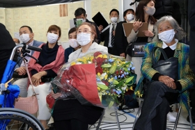 ４回目の当選を果たした山田賢司氏を待つ支援者ら＝西宮市上甲子園（撮影・斎藤雅志）