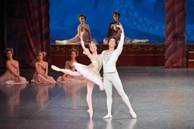 上演された「くるみ割り人形」の一場面＝県立芸術文化センター（撮影は古都栄二・テス大阪）