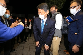 僅差で勝利し、支援者に頭を下げながら事務所に着いた山田賢司氏（中央）＝１日未明、西宮市上甲子園１（撮影・斎藤雅志）