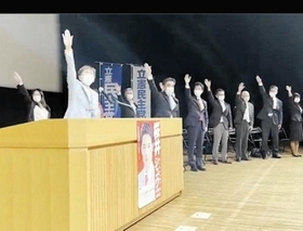 応援ポーズが「ナチス式敬礼」に似ているとしてＳＮＳ上で批判された桜井周氏の応援演説会（ツイッターから）