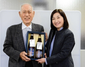 山中新六、鹿介の親子の物語をテーマにした日本酒を企画したヱビスの坂本泰男さん（左）、加計京子さん親子＝伊丹市役所