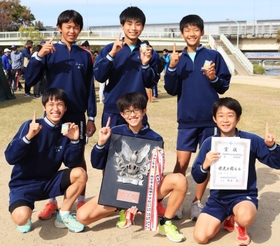 初優勝を喜ぶ上ケ原のメンバー＝西宮市内の武庫川河川敷