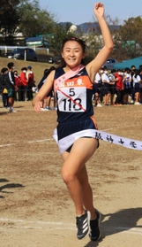 逆転で優勝を決めた女子・園田東の堤真彩選手＝西宮市内の武庫川河川敷