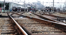 レールが張り巡らされた敷地には点検のために集まった車両が並ぶ＝宝塚市平井７
