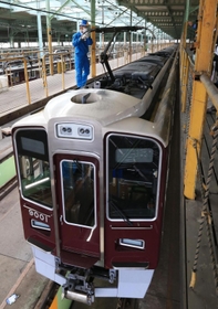 パンタグラフを手で動かして動作確認をする作業員＝宝塚市平井７