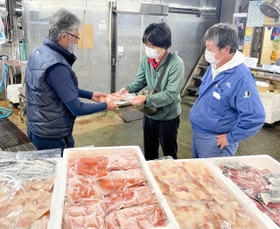 尼崎水産物卸協同組合が始めた子ども食堂への水産物の無償提供＝尼崎市潮江４、尼崎市公設地方卸売市場