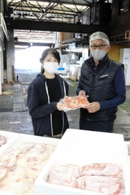 尼崎水産物卸協同組合の角倉克彦理事長（右）と、子ども食堂の関係者＝尼崎市潮江４、尼崎市公設地方卸売市場