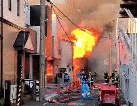 炎上する長屋＝１４日午後、尼崎市昭和通１（読者提供）