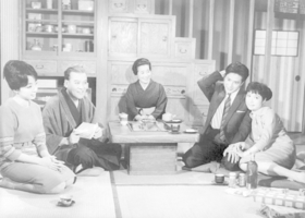 「サザエさんとエプロンおばさん」の一場面（（ｃ）東宝）