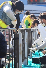 丁寧にペンキを塗る参加者たち＝尼崎市竹谷町２