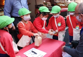 接客を体験する園児ら＝尼崎市杭瀬本町１