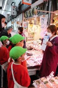 お店で扱っている食材について理解を深める園児ら＝尼崎市杭瀬本町１、平野鮮魚店
