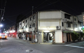 静まり返ったかんなみ新地。店先で防犯警戒するパトカーの赤色灯が真っ暗な「色街」を照らす＝５日夜、尼崎市神田南通３