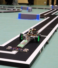 センサーでコースを読み取って走行しゴールまでの速さを競う「自走式ロボット競技」。コースを外れて失格になるチームも多く、完走に向けたプログラミング技術も試された＝県立尼崎工業高校
