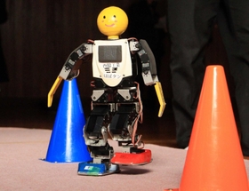 「二足歩行ロボット競技」では、県のマスコット「はばタン」をモチーフにしたロボットが登場した＝県立尼崎工業高校