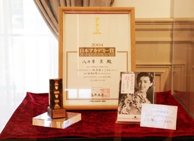 八千草さんが日本アカデミー賞を受賞した際の表彰状なども展示されている＝宝塚市栄町１、宝塚ホテル
