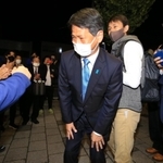 僅差で勝利し、支援者に頭を下げながら事務所に着いた山田賢司氏（中央）＝１日未明、西宮市上甲子園１（撮影・斎藤雅志）