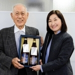 山中新六、鹿介の親子の物語をテーマにした日本酒を企画したヱビスの坂本泰男さん（左）、加計京子さん親子＝伊丹市役所