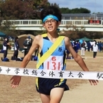 ゴールテープを切る男子・上ケ原の山本大智選手＝西宮市内の武庫川河川敷