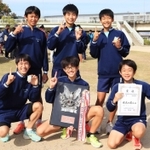 初優勝を喜ぶ上ケ原のメンバー＝西宮市内の武庫川河川敷