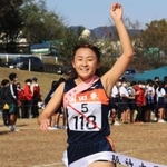 逆転で優勝を決めた女子・園田東の堤真彩選手＝西宮市内の武庫川河川敷