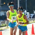 男子・川西緑台の２区山尾知慶選手（左）からたすきを受け取る３区平井蒼大主将＝丹波篠山市内（撮影・坂井萌香）