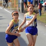 女子・園田の１区後田乃愛選手（右）からたすきを受け取る２区行安亜芽莉選手（撮影・吉田敦史）＝丹波篠山市内