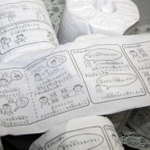 校内の全トイレに設置される性教育トイレットペーパー。「体のしくみ」「性的同意」など４種類ある＝水堂小学校