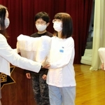 性教育トイレットペーパーを受け取った代表児童たち＝水堂小学校