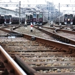 レールが張り巡らされた敷地には点検のために集まった車両が並ぶ＝宝塚市平井７