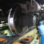 レールに接する面が削られて銀色に輝く車輪。安全走行や乗り心地をよくするために欠かせない作業だ＝宝塚市平井７