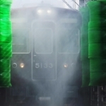 車体洗浄機を通過する車両＝宝塚市平井７