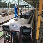 パンタグラフを手で動かして動作確認をする作業員＝宝塚市平井７