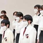 昨年末の定期演奏会でエゴラドマスクを付ける団員たち（混声合唱団エゴラド提供）