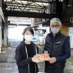 尼崎水産物卸協同組合の角倉克彦理事長（右）と、子ども食堂の関係者＝尼崎市潮江４、尼崎市公設地方卸売市場