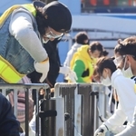 丁寧にペンキを塗る参加者たち＝尼崎市竹谷町２
